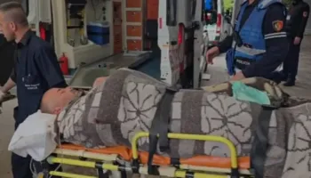 Pamjet me dron/ Ja ku jetonte ish ushtaraku që vrau policin e plagosi tjetrin, sillet me ambulancë në Tiranë