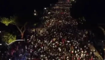 PAMJET ME DRON/ Mijëra qytetarë marshojnë në ditën e tetë të protestës: Ju erdhi fundi, Rama ik!