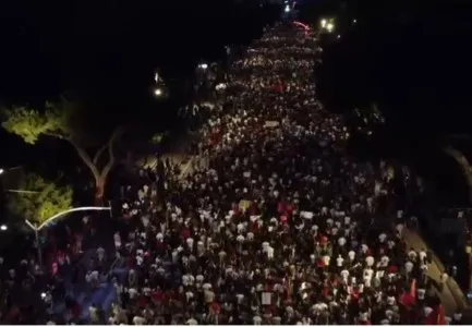 PAMJET ME DRON/ Mijëra qytetarë marshojnë në ditën e tetë të protestës: Ju erdhi fundi, Rama ik!
