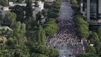 Pamjet nga droni nxjerrin në pah rënien e pjesëmarrjes, më pak protestues në Tiranë se në protestat e tjera