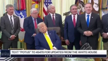 Pamjet virale! Trumpin e zë gjumi në Dhomën Ovale