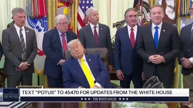 Pamjet virale! Trumpin e zë gjumi në Dhomën Ovale