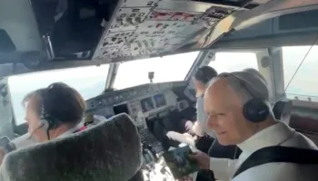 Papa Leoni në kabinën e pilotit, pamjet nga fluturimi mbi Spanjë bëhen virale