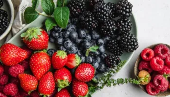 Paralajmërojnë ekspertët: Manaferrat dhe luleshtrydhet në krye të listës së produkteve me më shumë pesticide