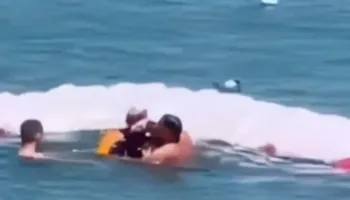 Parashutisti rrëzohet në det, dy pushues i shpëtojnë jetën në momentet e fundit