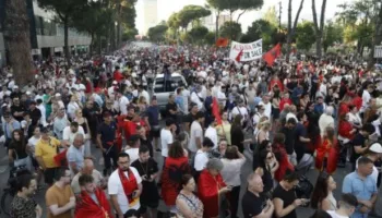 ‘Parlamenti bllokoi SPAK duke mbrojtur Ballukun’, protestuesi: Pasuritë e pajustifikuara të politikanëve të konfiskohen