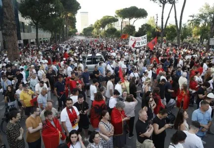 ‘Parlamenti bllokoi SPAK duke mbrojtur Ballukun’, protestuesi: Pasuritë e pajustifikuara të politikanëve të konfiskohen