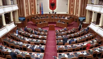 Parlamenti debat për “Zvërnecin”, shumica dhe opozita shkëmbejnë akuza për protestat dhe investimin