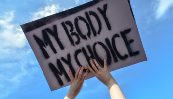 Parlamenti i Irlandës voton për heqjen e pritjes 3-ditore për abortin