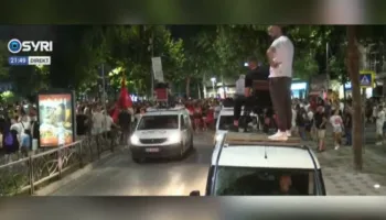 ‘Parlamenti i krimit!’/ Protestuesit ndalojnë para godinës së parlamentit, kërkojnë dorëheqje