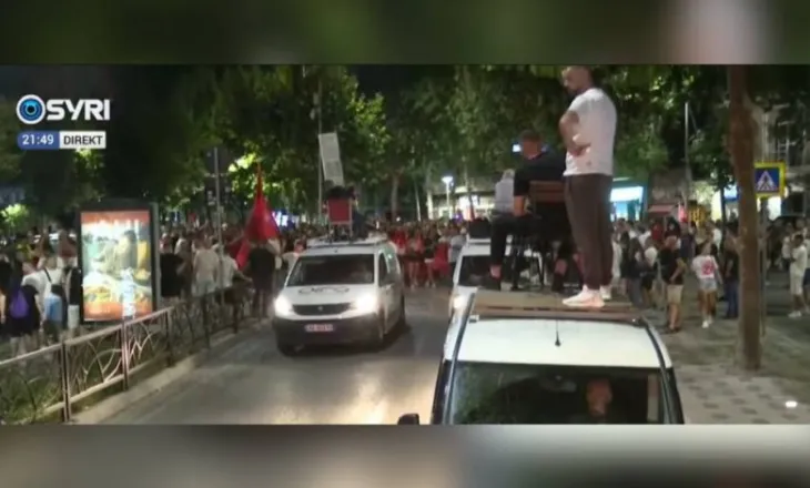 ‘Parlamenti i krimit!’/ Protestuesit ndalojnë para godinës së parlamentit, kërkojnë dorëheqje