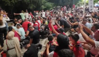 ‘Parlamenti krimit’/ Protestuesit ulen në shenjë qëndrese para Parlamentit: Rama ik