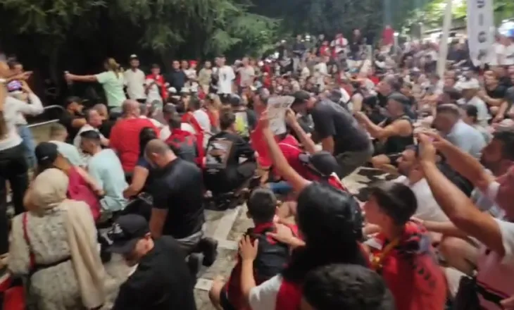‘Parlamenti krimit’/ Protestuesit ulen në shenjë qëndrese para Parlamentit: Rama ik