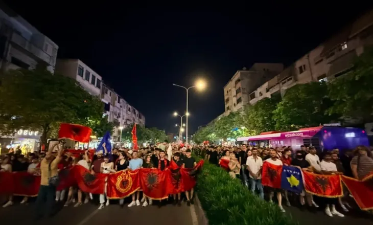 Pas 3 orësh protestë te Kryeministria, qytetarët marshojnë në rrugët e kryeqytetit. Përplasje me anëtarët e FRPD, thirrje për mbledhjen e një Kuvendi Kombëtar