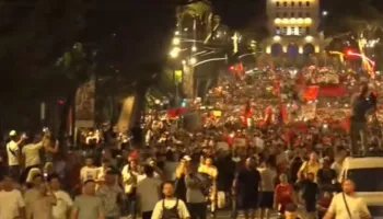 Pas 3 orësh protestë te Kryeministria, qytetarët nisin marshimin në rrugët e kryeqytetit. Përplasje me anëtarët e FRPD