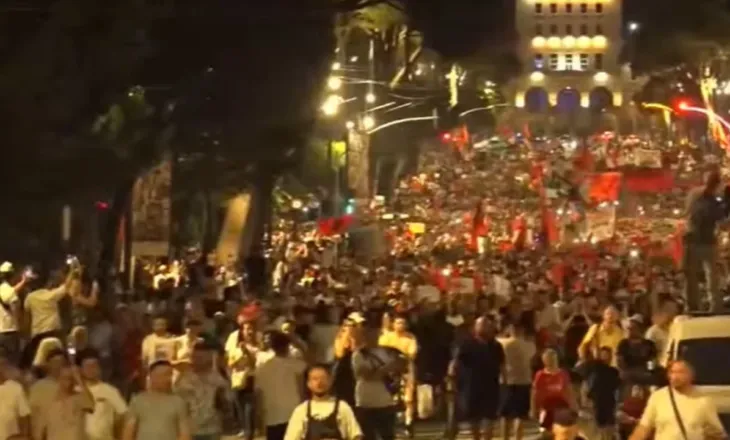 Pas 3 orësh protestë te Kryeministria, qytetarët nisin marshimin në rrugët e kryeqytetit. Përplasje me anëtarët e FRPD