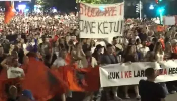 Pas disa orësh protestë para Kryeministrisë, qytetarët nisin marshimin në rrugët e Tiranës