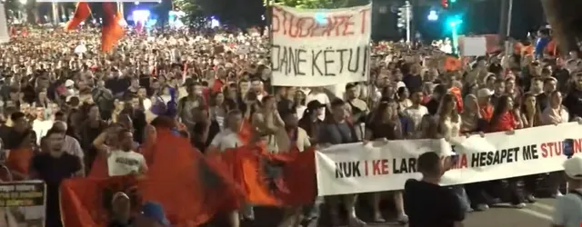 Pas disa orësh protestë para Kryeministrisë, qytetarët nisin marshimin në rrugët e Tiranës