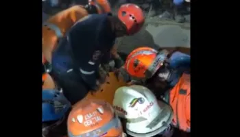 Pas ditësh nën rrënoja, 21-vjeçari del i gjallë nga gërmadhat e tërmetit në Venezuelë (VIDEO)