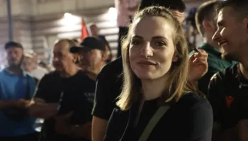 Pas dorëheqjes nga grupi i PS-së, deputetja Marjana Koçeku i bashkohet protestës
