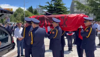 Pas homazheve, trupi i policit hero përcillet drejt banesës së fundit, do të prehet pranë vëllait të tij që humbi jetën një vit më parë