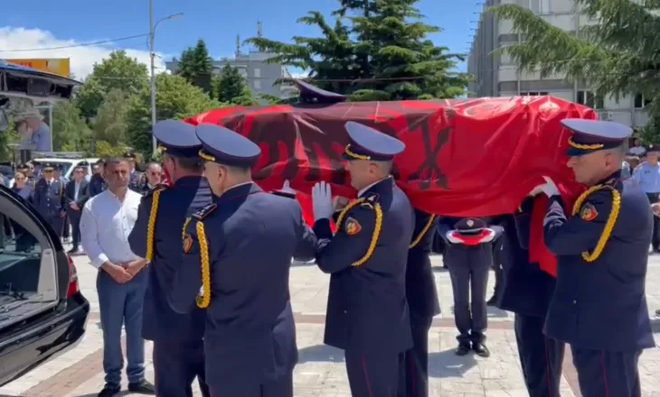 Pas homazheve, trupi i policit hero përcillet drejt banesës së fundit, do të prehet pranë vëllait të tij që humbi jetën një vit më parë