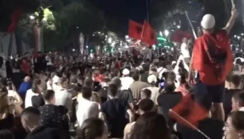 Pas marshimit në rrugët e Tiranës, protestuesit rikthehen te Kryeministria: Rama jep dorëheqje, revolucion!