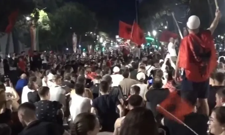 Pas marshimit në rrugët e Tiranës, protestuesit rikthehen te Kryeministria: Rama jep dorëheqje, revolucion!