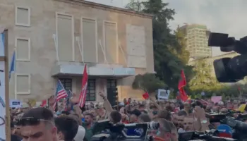 Pas përplasjeve mes FRPD dhe Lëvizjes Bashkë, organizatorët ndryshojnë strategji: Jo më fjalime të rastësishme, do të flasin vetëm 5 personalitete