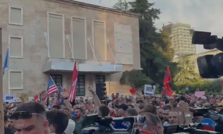 Pas përplasjeve mes FRPD dhe Lëvizjes Bashkë, organizatorët ndryshojnë strategji: Jo më fjalime të rastësishme, do të flasin vetëm 5 personalitete