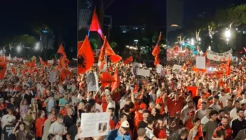 Pas rrethimit të Kryeministrisë protestuesit vijojnë të qëndrojnë në bulevard