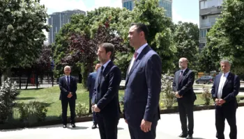 Pas takimeve zyrtare, Hoxha dhe Konjufca bëjnë homazhe te memoriali ‘Heroinat’ në Prishtinë