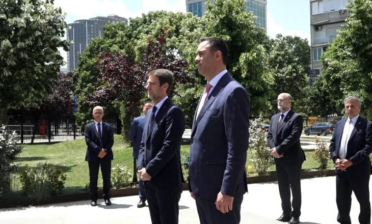 Pas takimeve zyrtare, Hoxha dhe Konjufca bëjnë homazhe te memoriali ‘Heroinat’ në Prishtinë