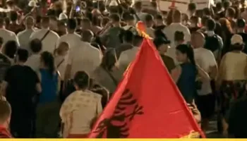 Pas tubimit te Kryeministria/ Nis marshimi i protestuesve në rrugët e Tiranës: Rama dorëhiqu