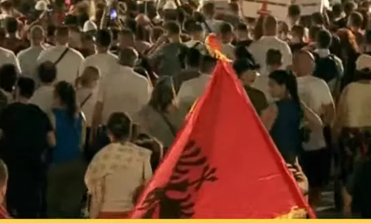 Pas tubimit te Kryeministria/ Nis marshimi i protestuesve në rrugët e Tiranës: Rama dorëhiqu