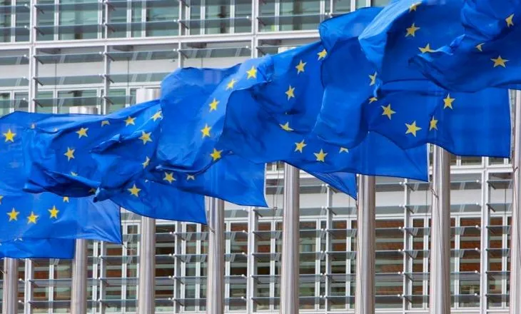 Pastrimi i parave, Komisioni Europian i tërheq vëmendjen Greqisë: Nuk po zbaton plotësisht rregullat e BE-së