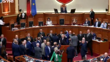 PD bllokon foltoren i jep zë kërkesave të protestuesve: S’ka seancë pa dhënë Rama dorëheqjen! Maxhorancë strucash