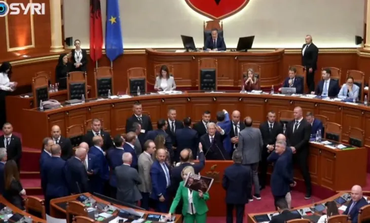 PD bllokon foltoren i jep zë kërkesave të protestuesve: S’ka seancë pa dhënë Rama dorëheqjen! Maxhorancë strucash