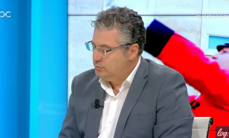 PD duartroket ata që po i sharrojnë degën ku është ulur