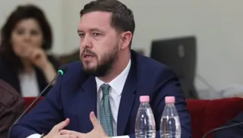 “PD të mos flasë në emër të protestës”, deputeti i PS: Partitë politike janë të fundit që duhet të…
