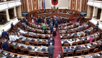 PD vijon bllokimin e foltores, ndërpritet sërish seanca. Peleshi: Nuk është arenë gladiatorësh, tërheq vëmendjen për shkelje të rregullores