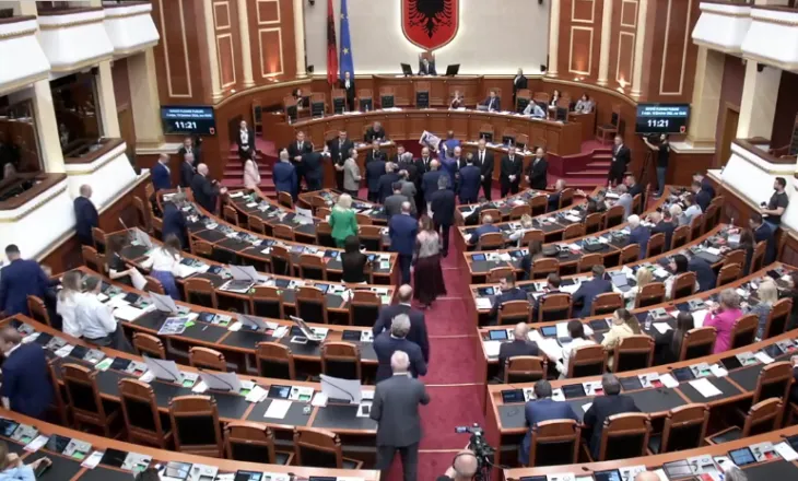 PD vijon bllokimin e foltores, ndërpritet sërish seanca. Peleshi: Nuk është arenë gladiatorësh, tërheq vëmendjen për shkelje të rregullores