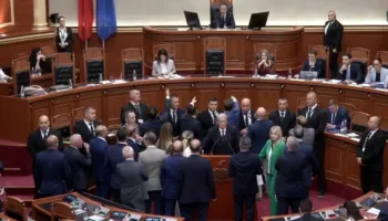 PD vijon bllokimin e foltores, ndërpritet sërish seanca. Peleshi: Nuk është arenë gladiatorësh!