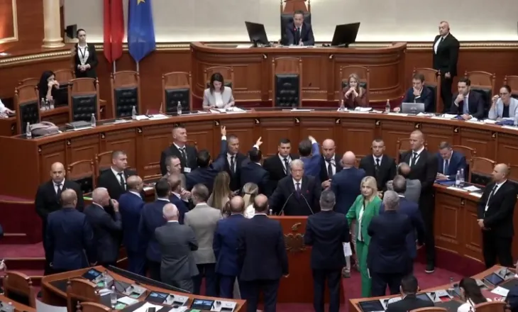 PD vijon bllokimin e foltores, ndërpritet sërish seanca. Peleshi: Nuk është arenë gladiatorësh!