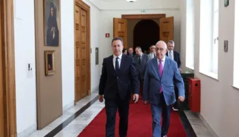 Peleshi pritet në Athinë nga homologu grek: Çështjet dypalëshe të trajtohen në respekt te të drejtës ndërkombëtare