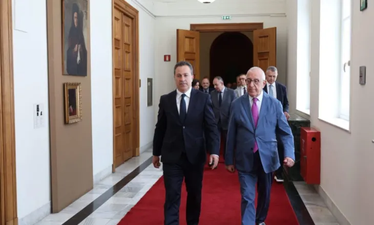 Peleshi pritet në Athinë nga homologu grek: Çështjet dypalëshe të trajtohen në respekt te të drejtës ndërkombëtare