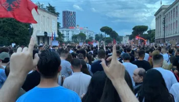 “Pelikanin kaçurrel do ta sjellim në Surrel”, protestuesit shfrenojnë fantazinë, thirrjet pikante nga protesta