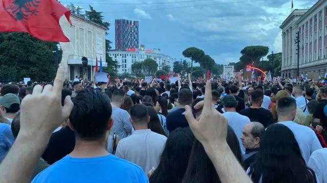 “Pelikanin kaçurrel do ta sjellim në Surrel”, protestuesit shfrenojnë fantazinë, thirrjet pikante nga protesta