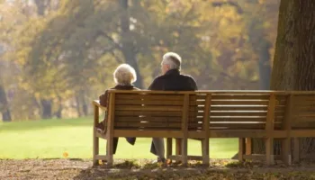 Pensionet në krizë/ Mijëra të moshuar jetojnë me më pak se 12 mijë lekë në muaj