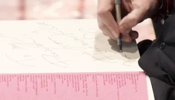 “Për lulen time irlandeze, nga një vrasës flamingosh”, gazetarja i kërkon Ramës autograf, kryeministri mes batutash: Shpresoj ta kuptojë edhe bashkëshorti